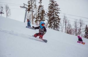 A kid learn to snowboard